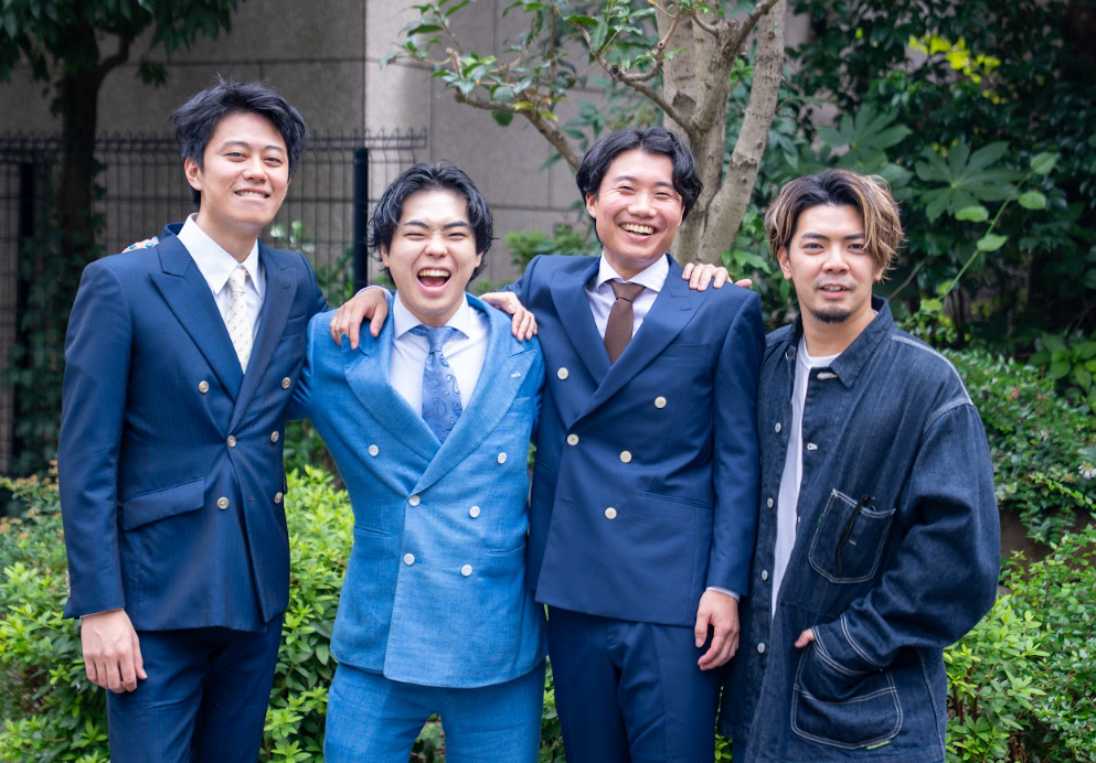 青春貢献の仲間4名の集合写真